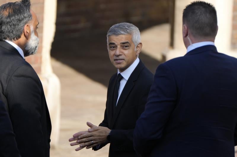 El London Major Sadiq Khan habla con la seguridad.