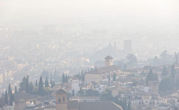 El olor del incendio de Los Guájares se instala en Granada y la cortina de humo llega a la Costa de Almería