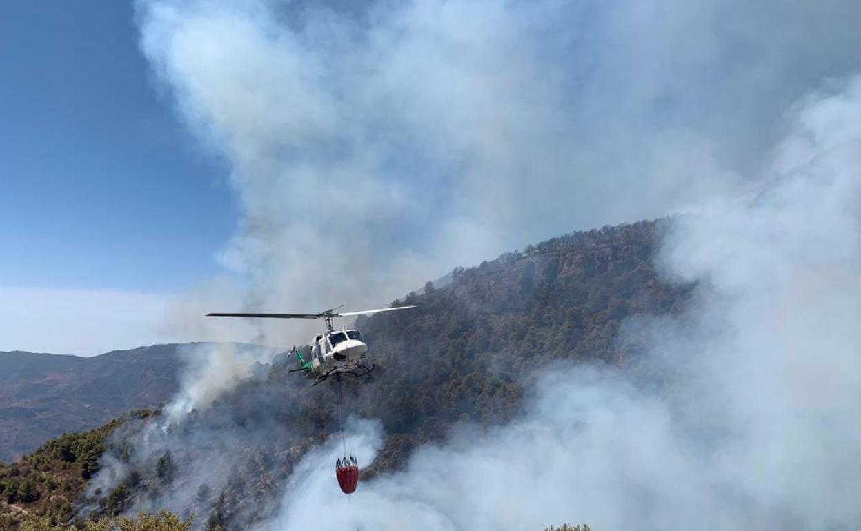 Un helicóptero tratando de sofocar uno de los flancos en la zona de Pinos del Valle. 