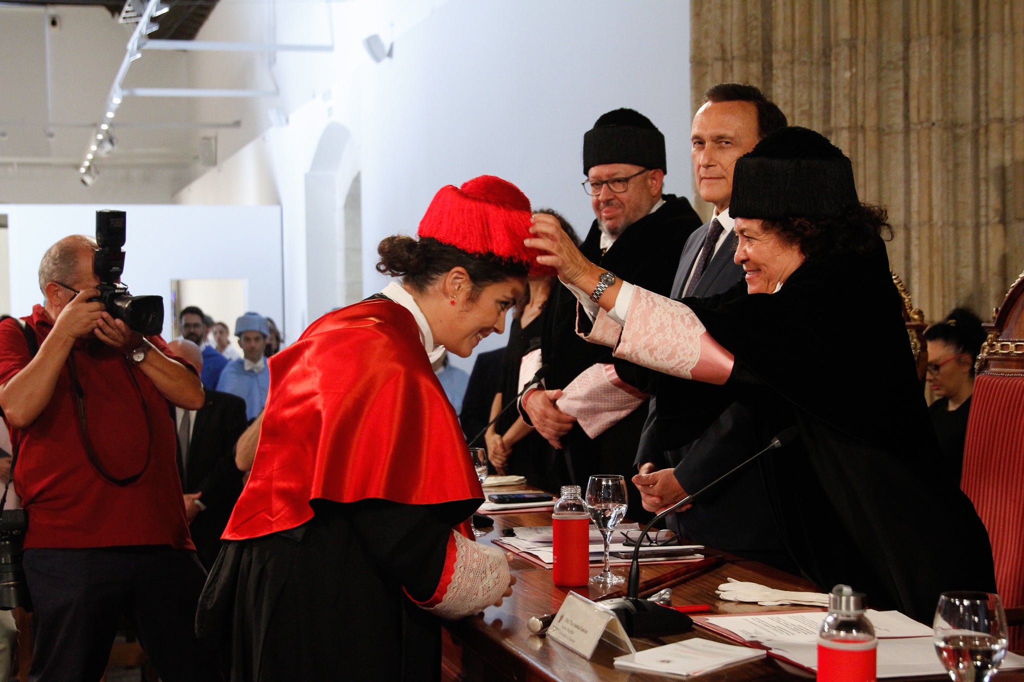 La rectora Pilar Aranda preside su última apertura de curso y recibe una emotiva ovación.