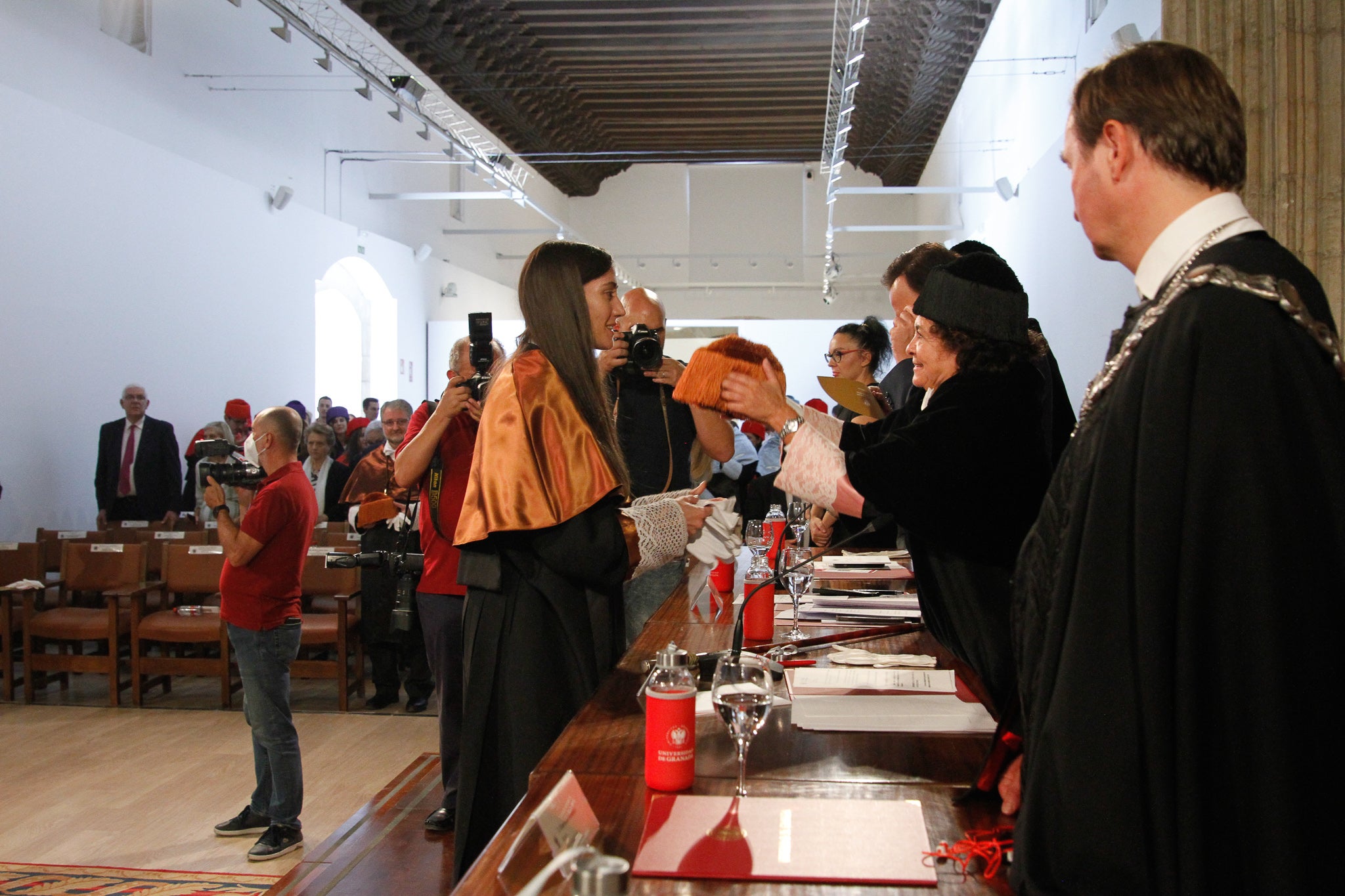 La rectora Pilar Aranda preside su última apertura de curso y recibe una emotiva ovación.