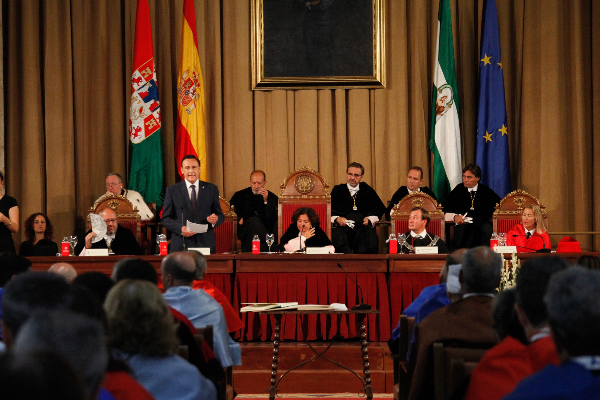 La rectora Pilar Aranda preside su última apertura de curso y recibe una emotiva ovación.