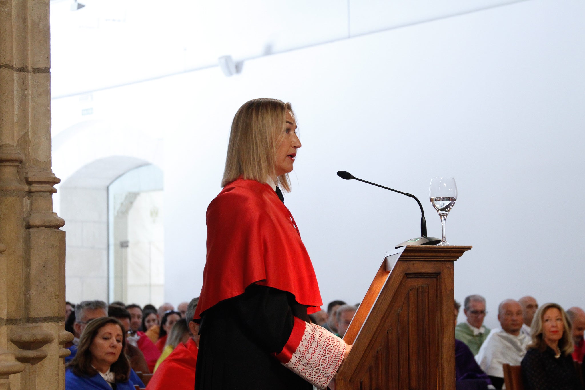 La rectora Pilar Aranda preside su última apertura de curso y recibe una emotiva ovación.