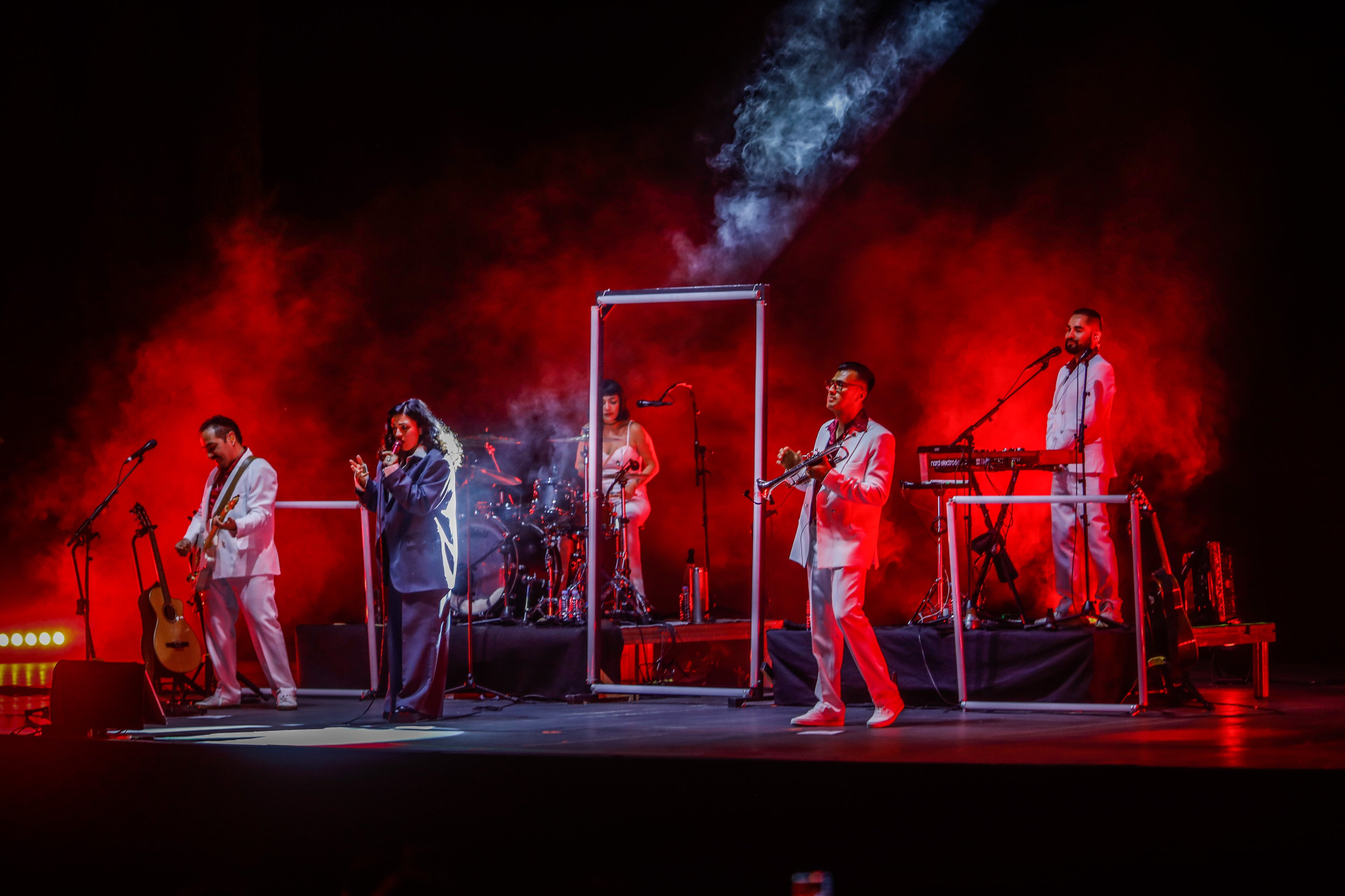 Mon Laferte y su banda cautivaron a los espectadores que asistieron a su concierto en el Teatro del Generalife.