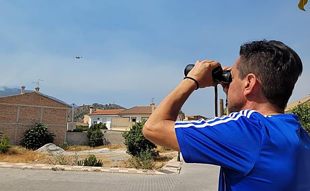 Alejandro Reyes 'El clavo' observa el horizonte de Restábal.