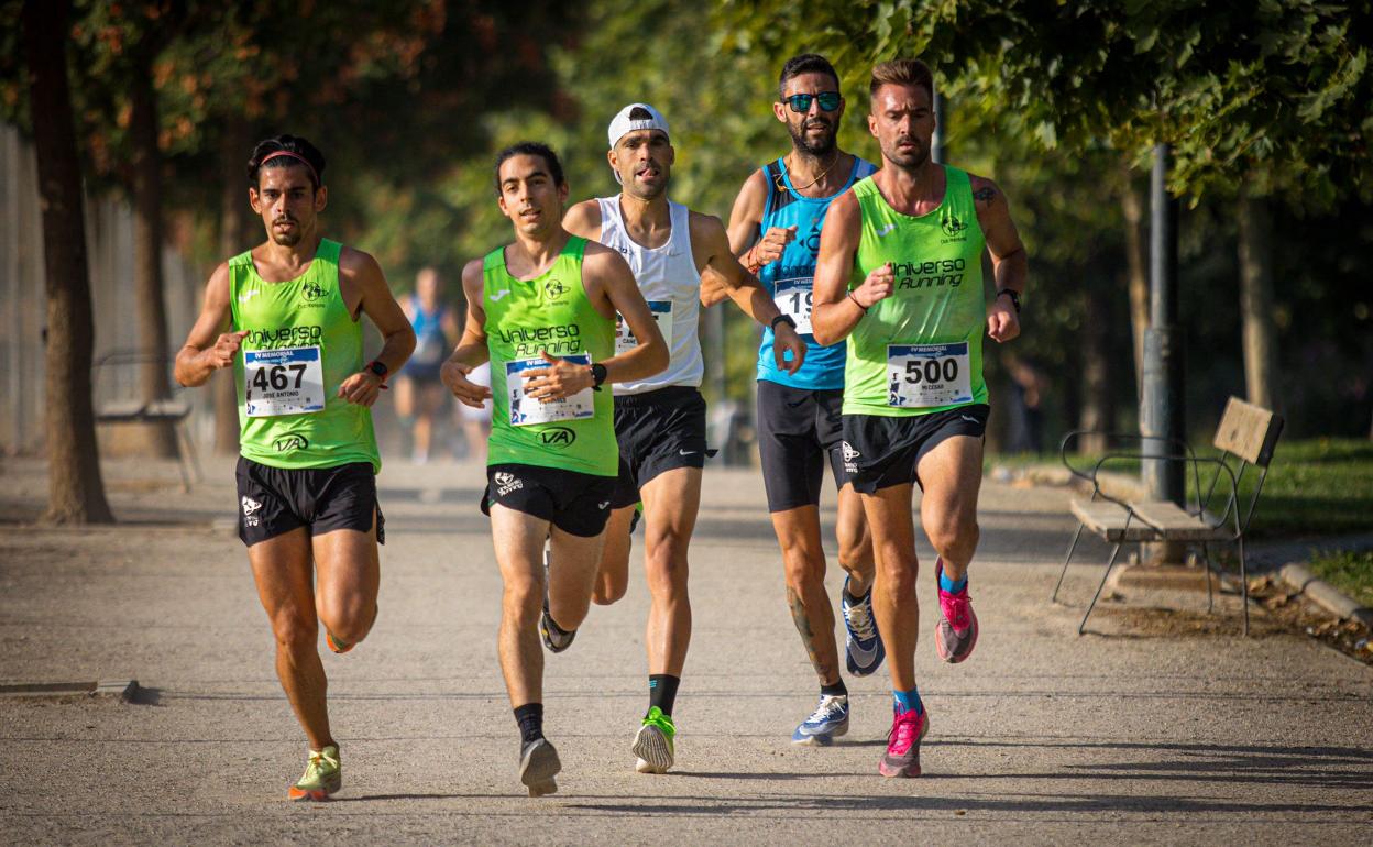 Un grupo de atletas corre por el parque Tico Medina durante los primeros instantes de la prueba.