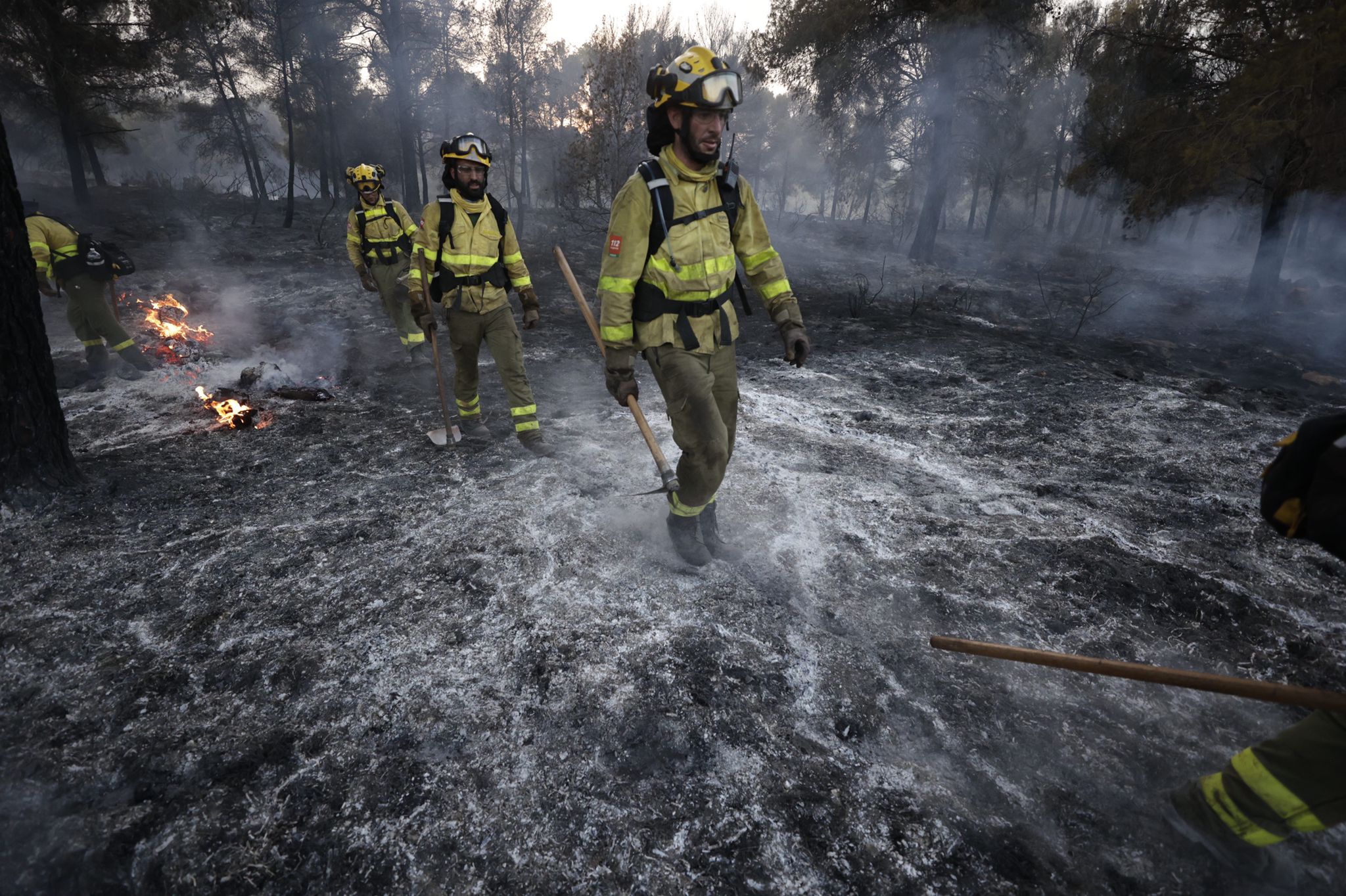 Bomberos terrestres y medios aéreos luchan contra el fuego.