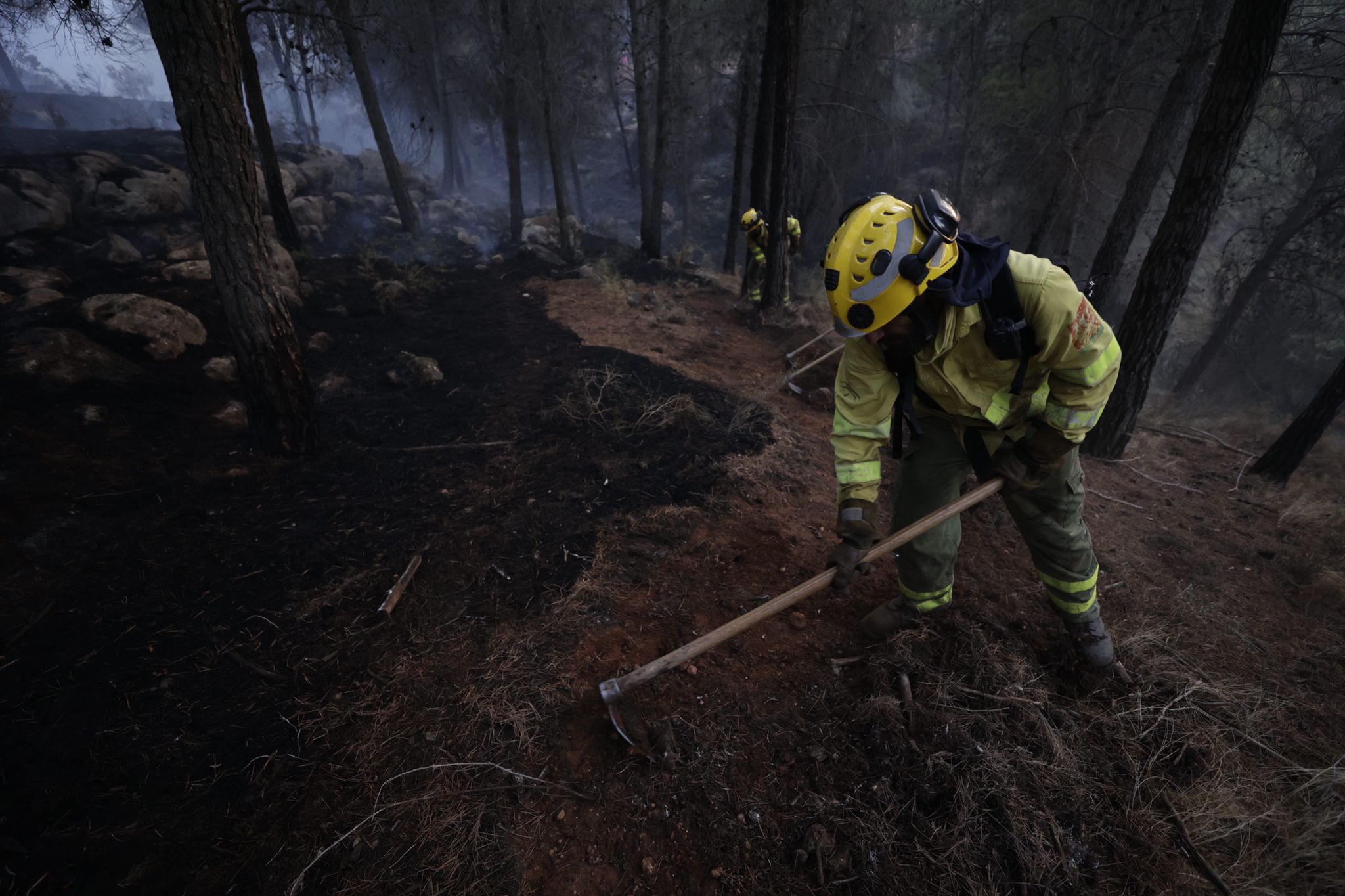 Bomberos terrestres y medios aéreos luchan contra el fuego.