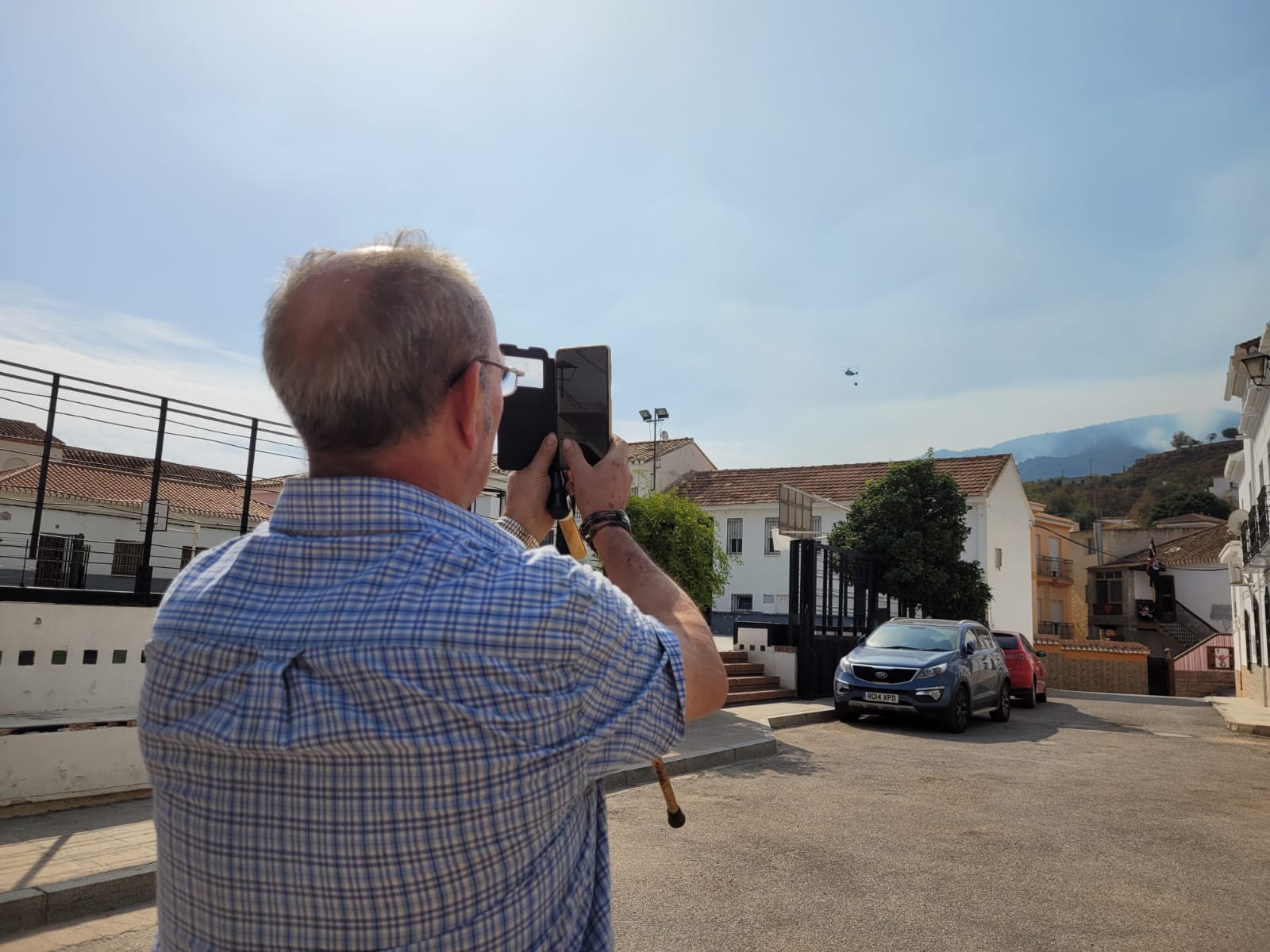 Antonio toma una foto en la plaza de las Escuelas de Restábal.