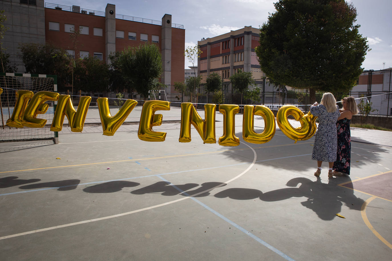 Imagen principal - La bienvenida del profesorado a alumnos y padres.