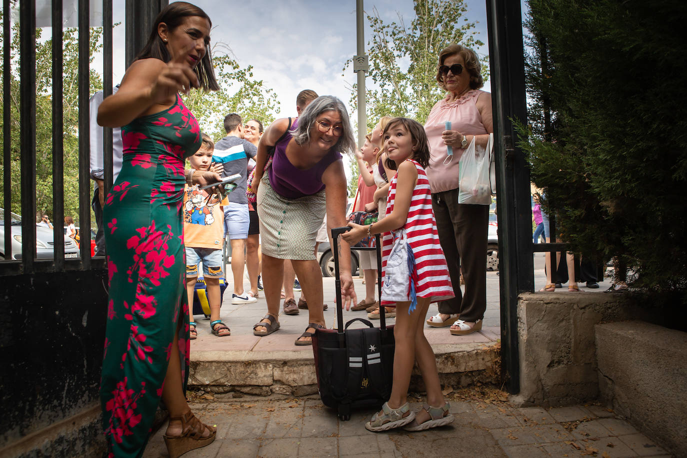 Indicaciones a la entrada del colegio.