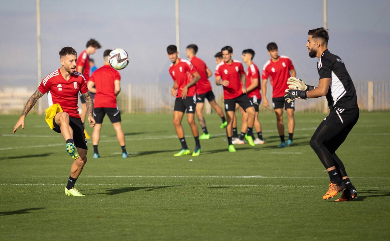 Ricard Sánchez calienta a André Ferreira durante un entrenamiento. 