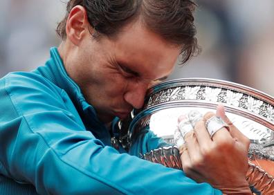 Imagen secundaria 1 - Arriba, Carlos Moyá y Arantxa Sánchez Vicario. Abajo, a la izquierda, Rafa Nadal posa con el trofeo que conquistó en 2018 en Roland Garros. Abajo, a la derecha, Garbiñe Muguruza, tras ganar Wimbledon en 2017. 