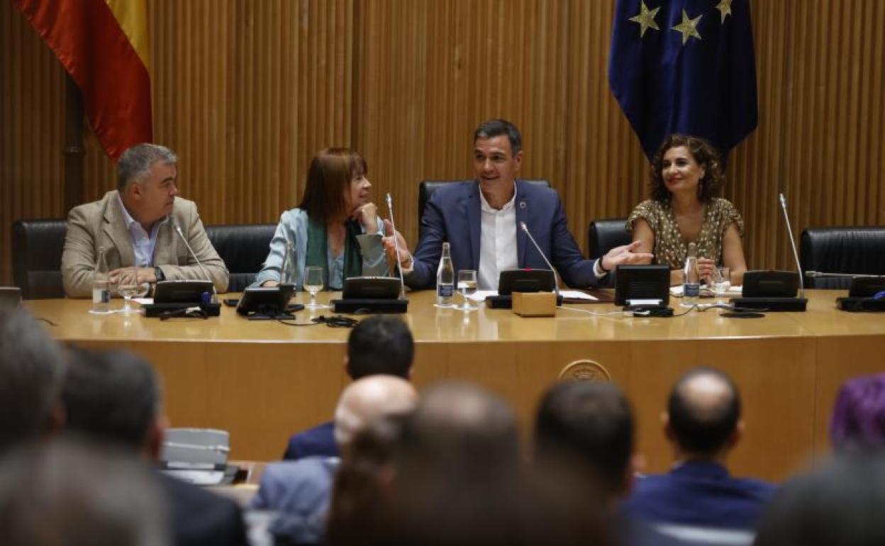 El presidente del Gobierno Pedro Sánchez junto a la ministra de Hacienda y vicesecretaria general del PSOE, María Jesús Montero.