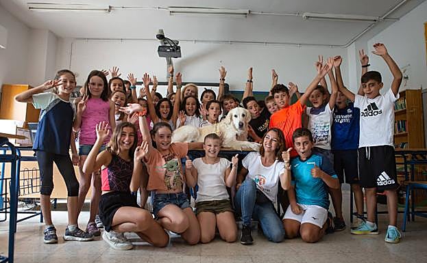 La perrita gala hizo más llevadera la vuelta al cole. 