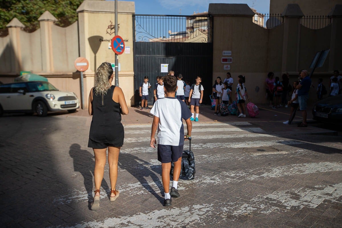 Casi 80.000 alumnos de Granada comienzan hoy las clases con una vuelta al cole tranquila