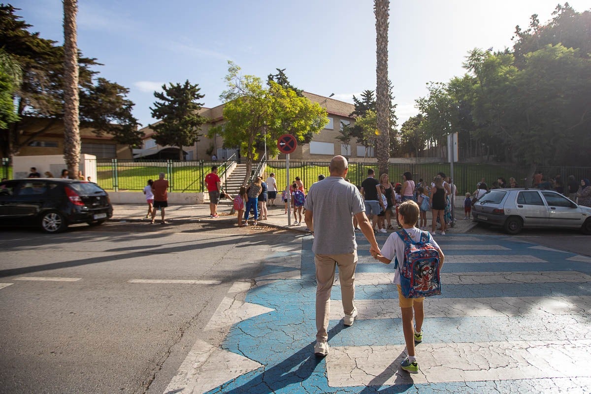 Casi 80.000 alumnos de Granada comienzan hoy las clases con una vuelta al cole tranquila