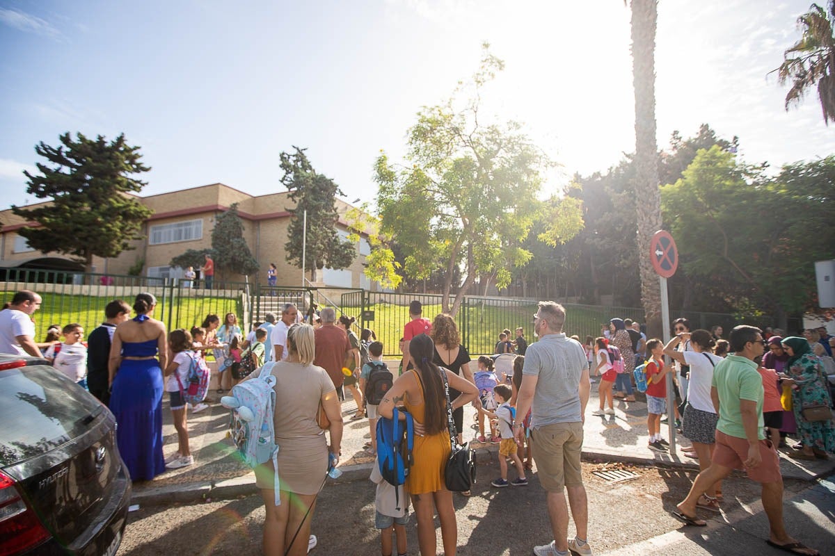 Casi 80.000 alumnos de Granada comienzan hoy las clases con una vuelta al cole tranquila