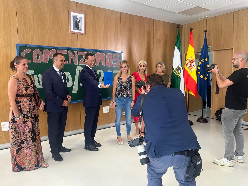 El presidente de la Junta, Juama Moreno, en su visita al nuevo cento educativo e Alhendín.