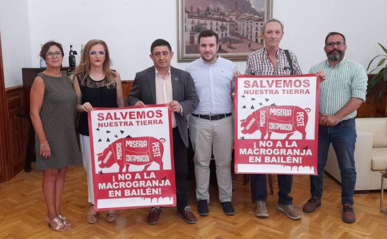 Francisco Reyes, en el centro, flanqueado por miembros de esta plataforma. 