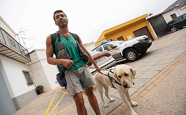 Fco Javier Aguilar, vecino de Ízbor, con su perro guía