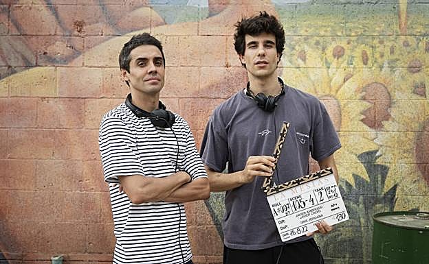 Ambrossi y Calvo, en el rodaje de su nueva serie. 