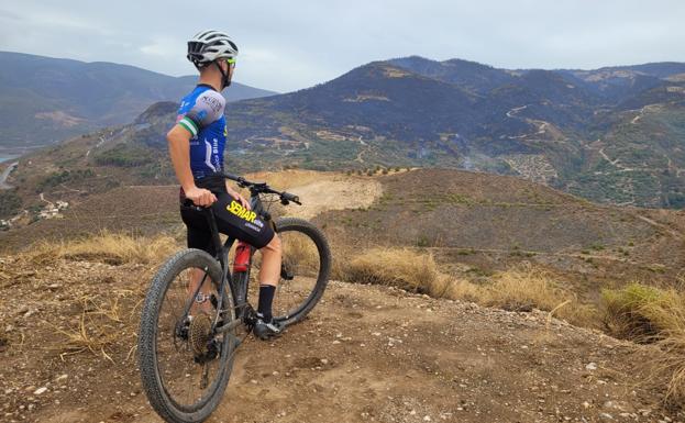 Rafa recorre con su bici la zona afectada por el incendio a menudo