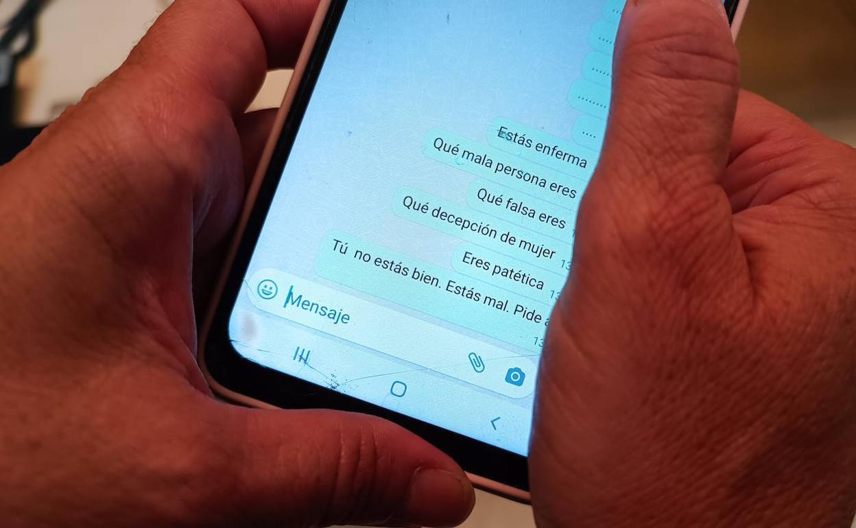 La mujer recibió en 2016 del padre de su hija mensajes como estos en su teléfono móvil. 