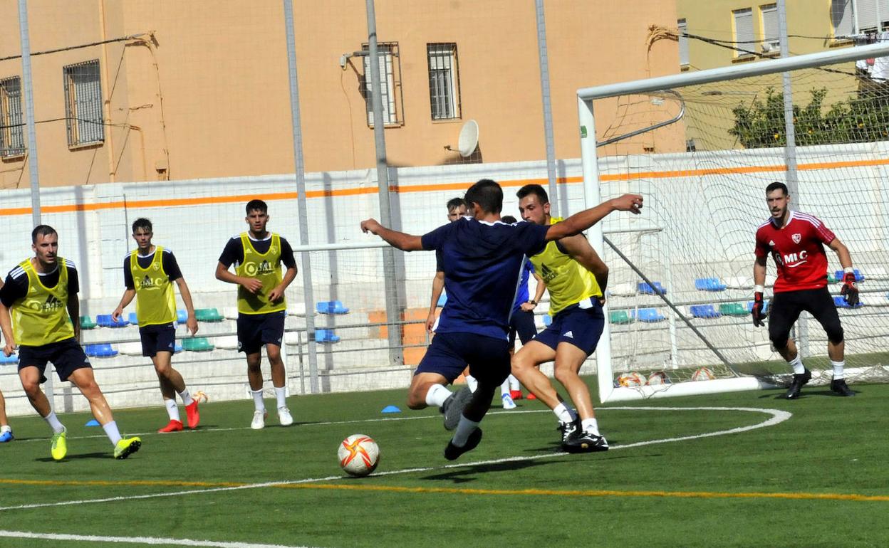 Entrenamiento de los jugadores del Linares. 