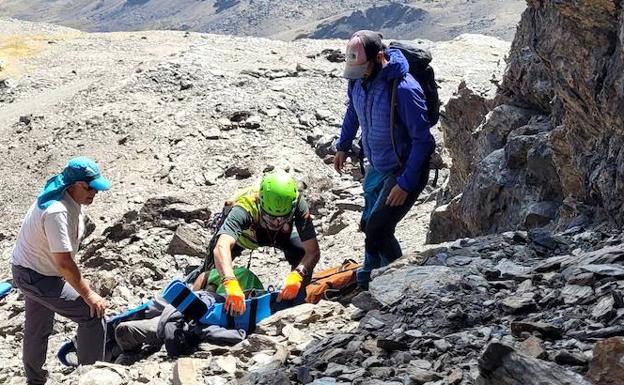 Alejandro, a la derecha de la imagen, ayudando en las labores de rescate.