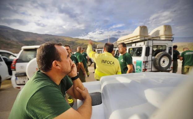 Imagen principal - Héroes de Los Guájares: «Tremendo trabajo habéis hecho, que lo sepáis. Gracias»