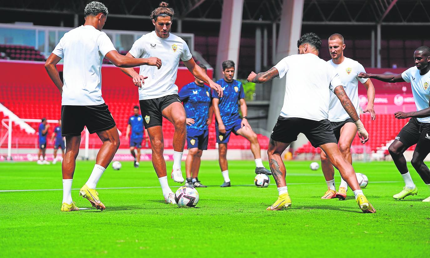 Babic pisa el balón ante la mirada de compañeros como Lázaro Vinicius, Rodrigo Ely o Mendes.
