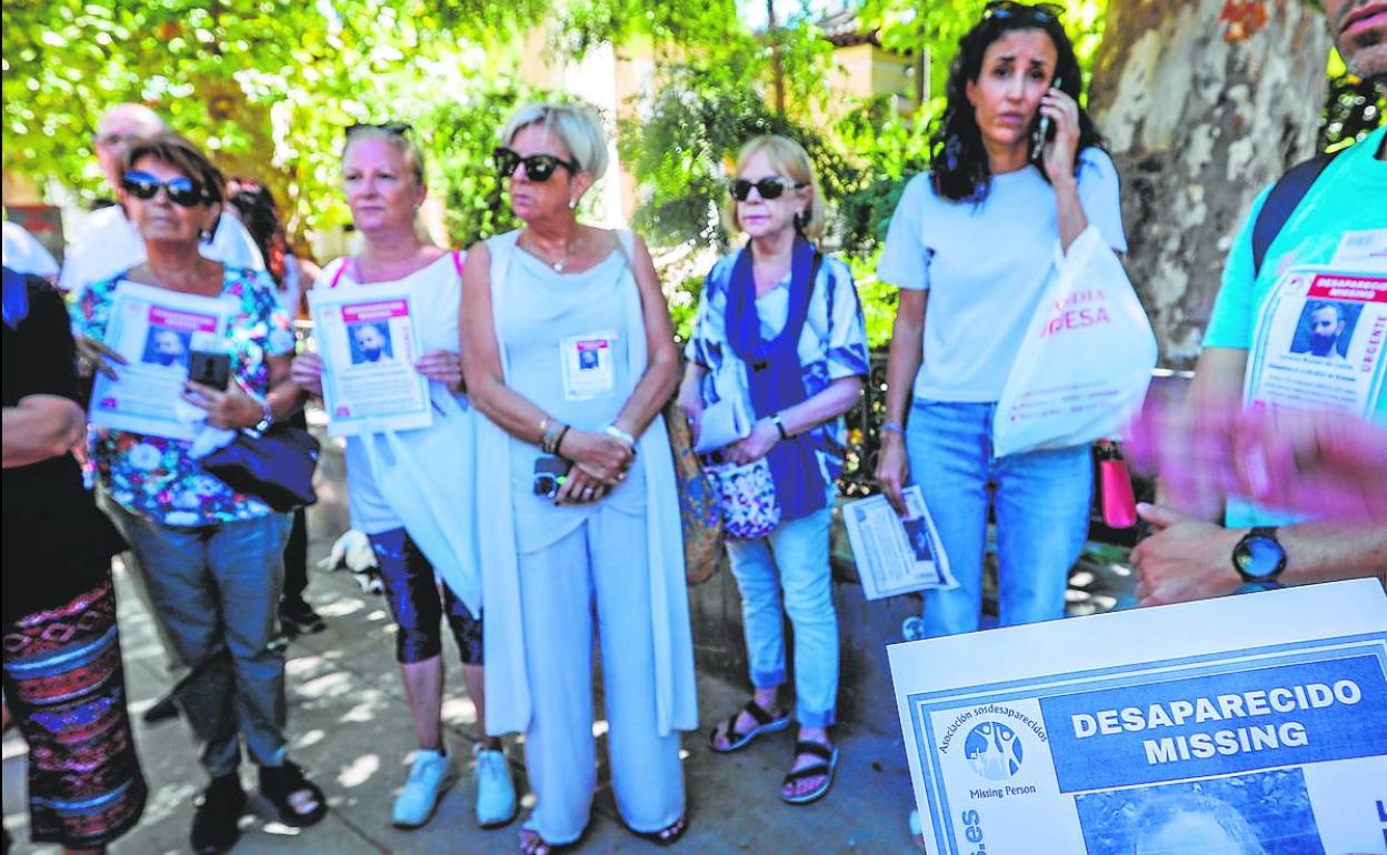 Un grupo de voluntarios se reúne para buscar al desaparecido. 