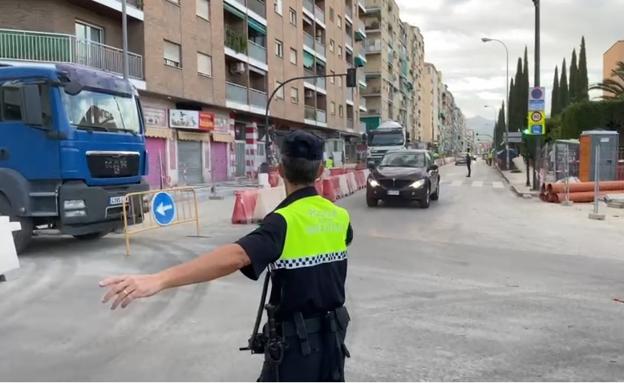 Un agente de tráfico de la Policía Local regula el tráfico en Arabial este jueves