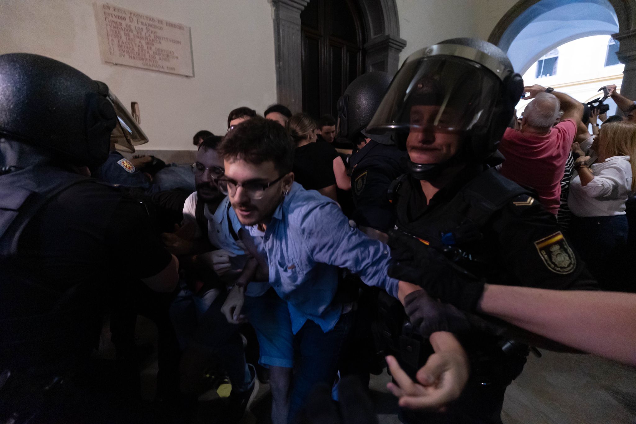 Policías desalojan el hall de entrada a la Facultad de Derecho.