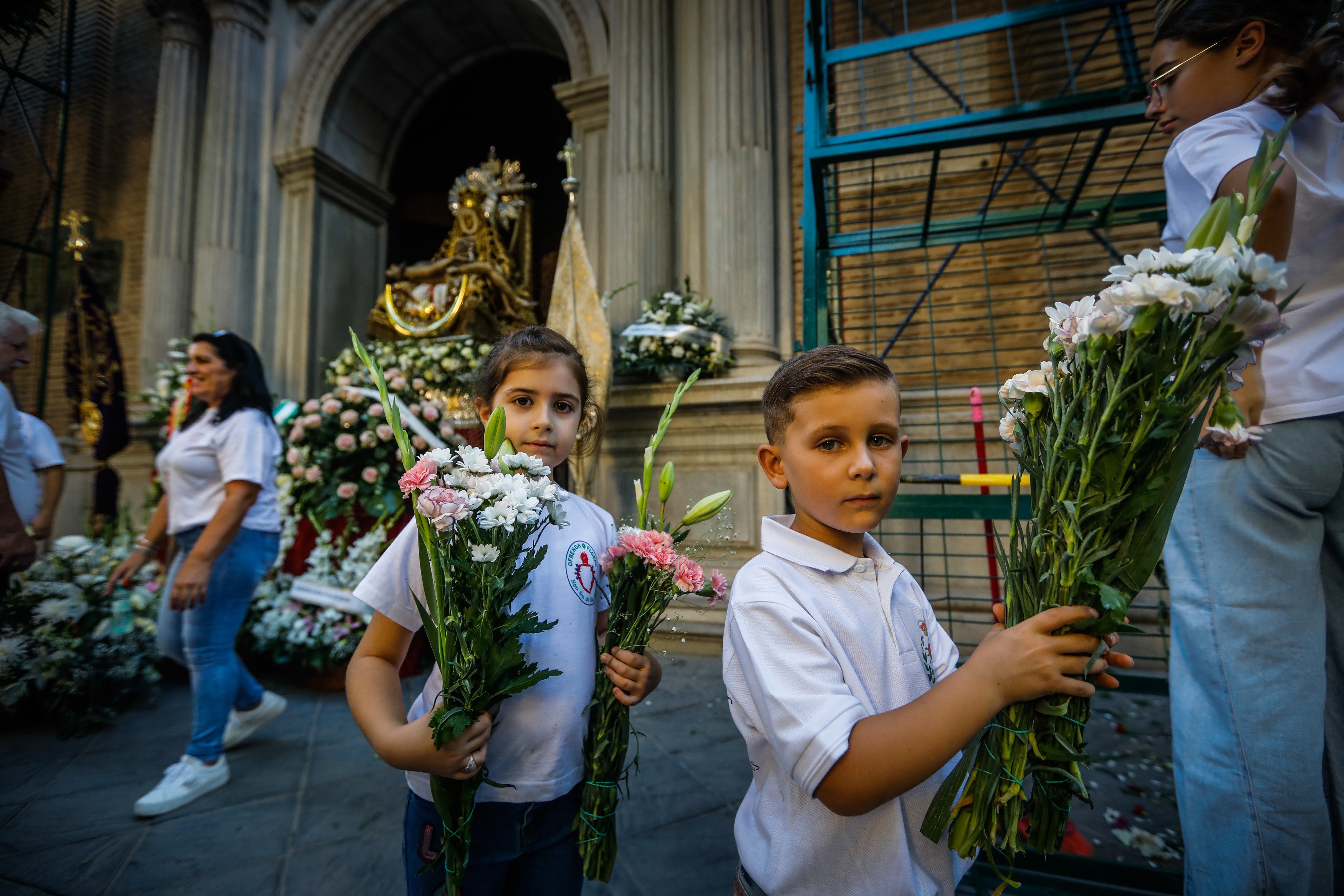 Ofrenda floral a la Virgen de las Angustias.