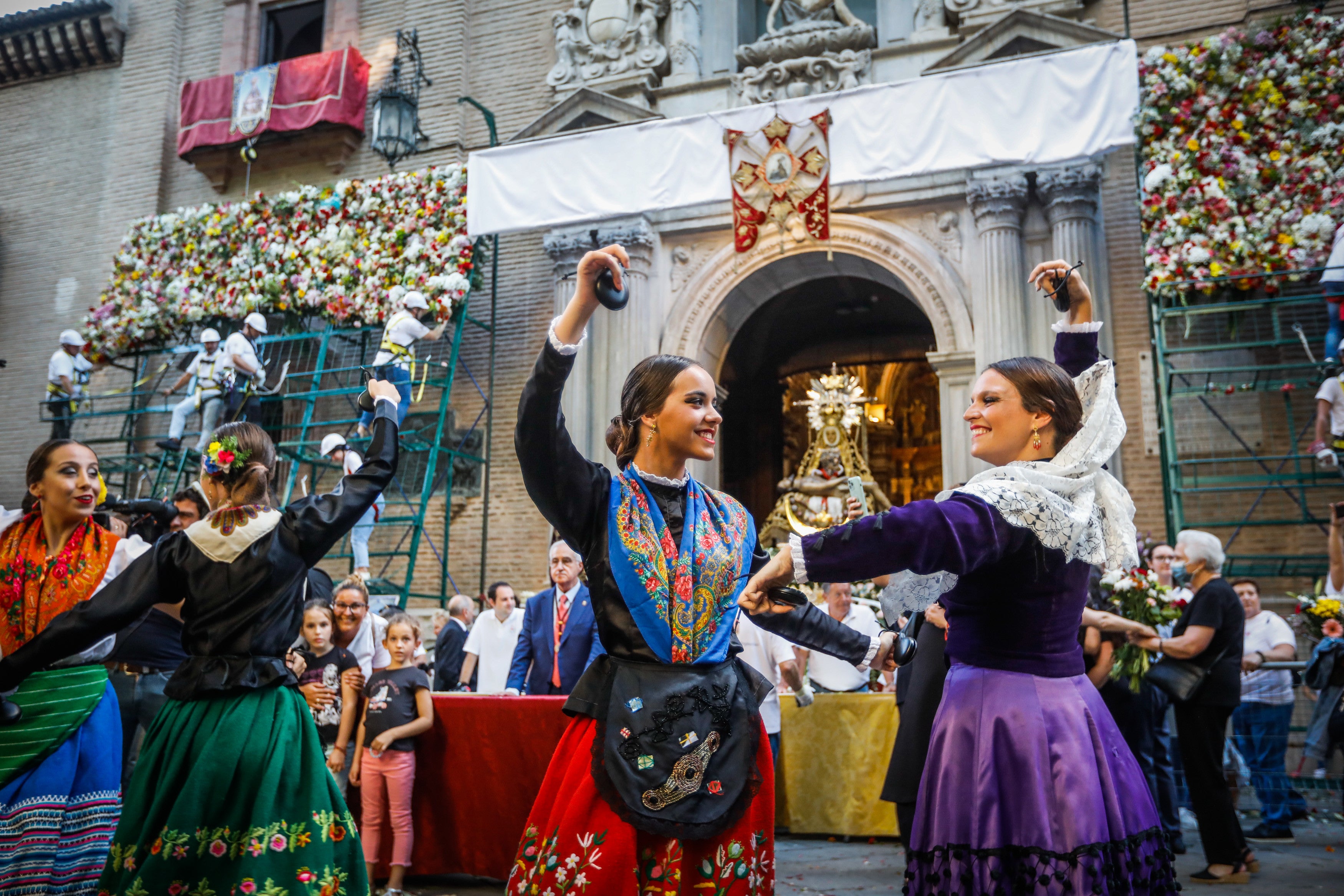 Ofrenda floral a la Virgen de las Angustias.