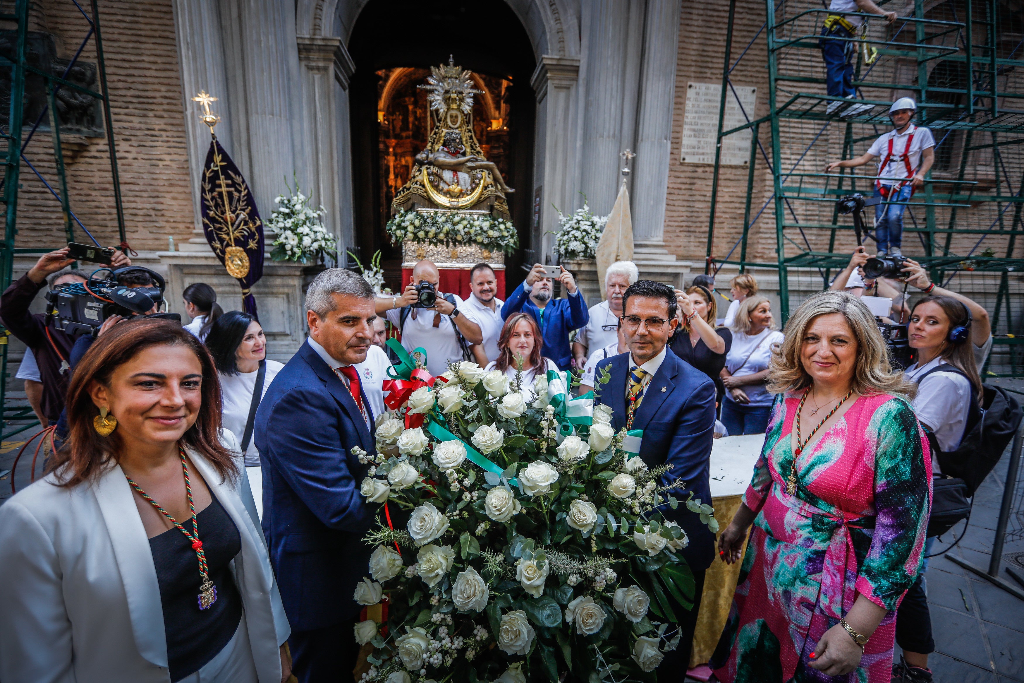Ofrenda floral a la Virgen de las Angustias.