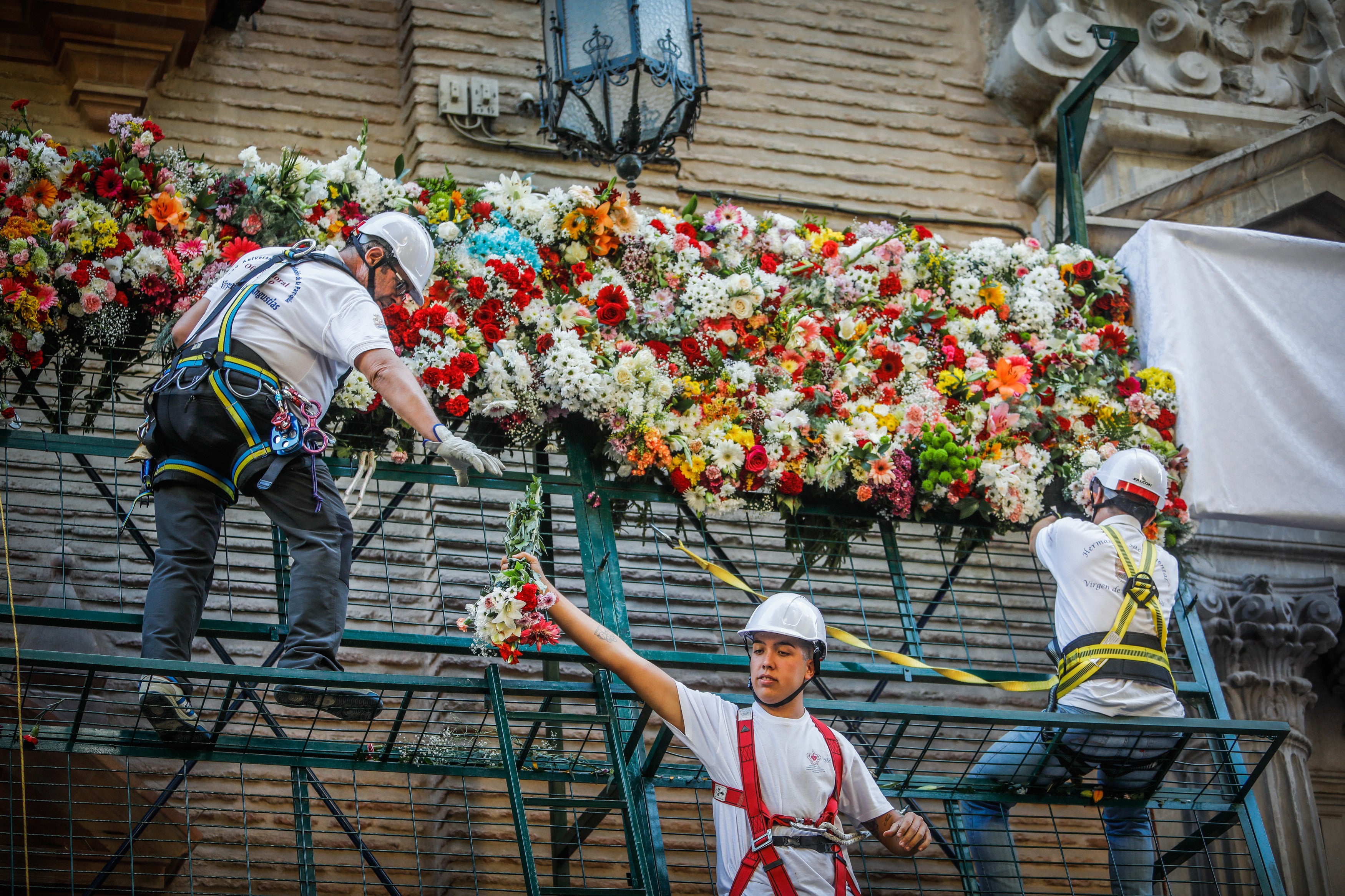 Ofrenda floral a la Virgen de las Angustias.
