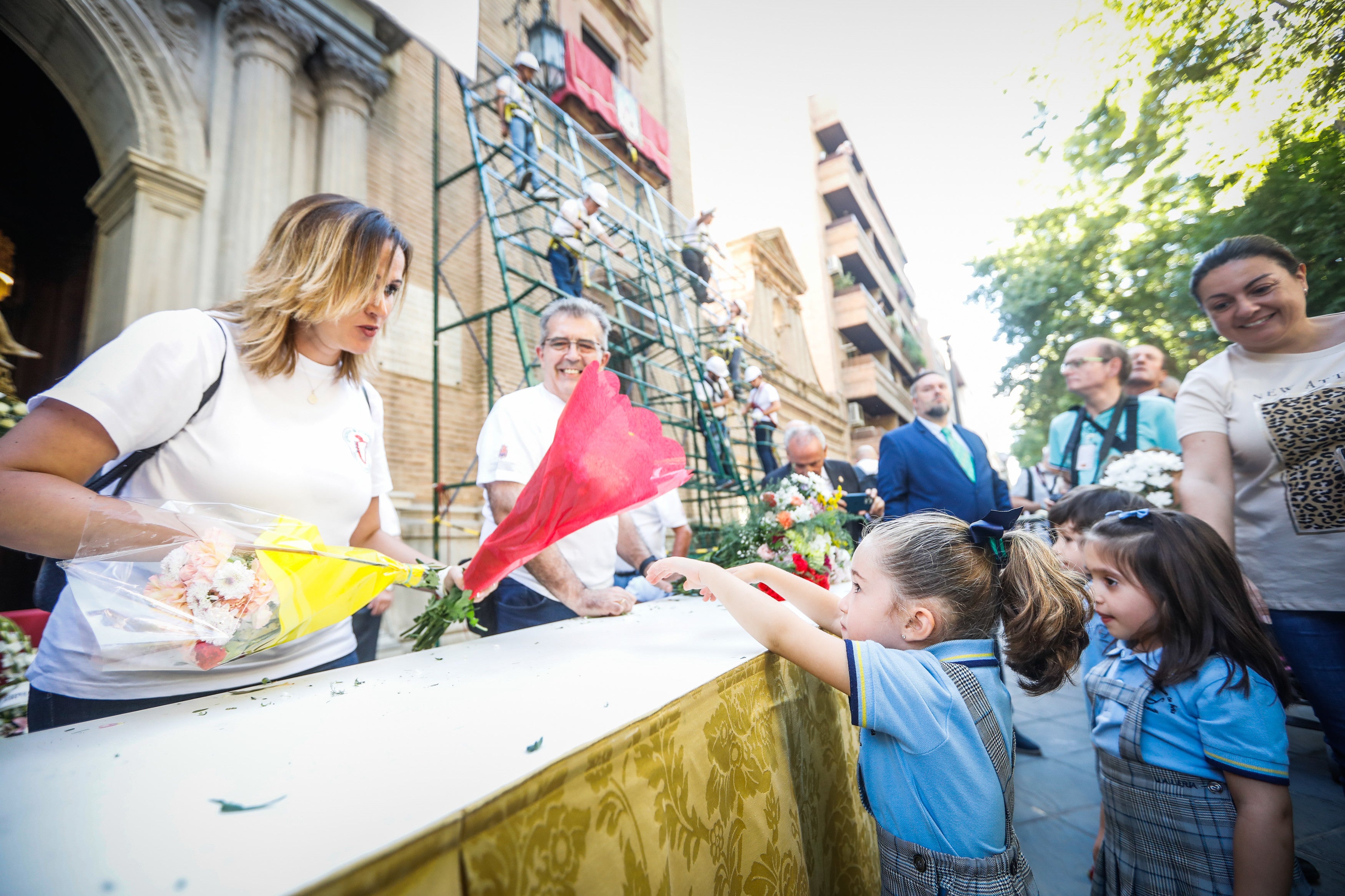 Ofrenda floral a la Virgen de las Angustias.