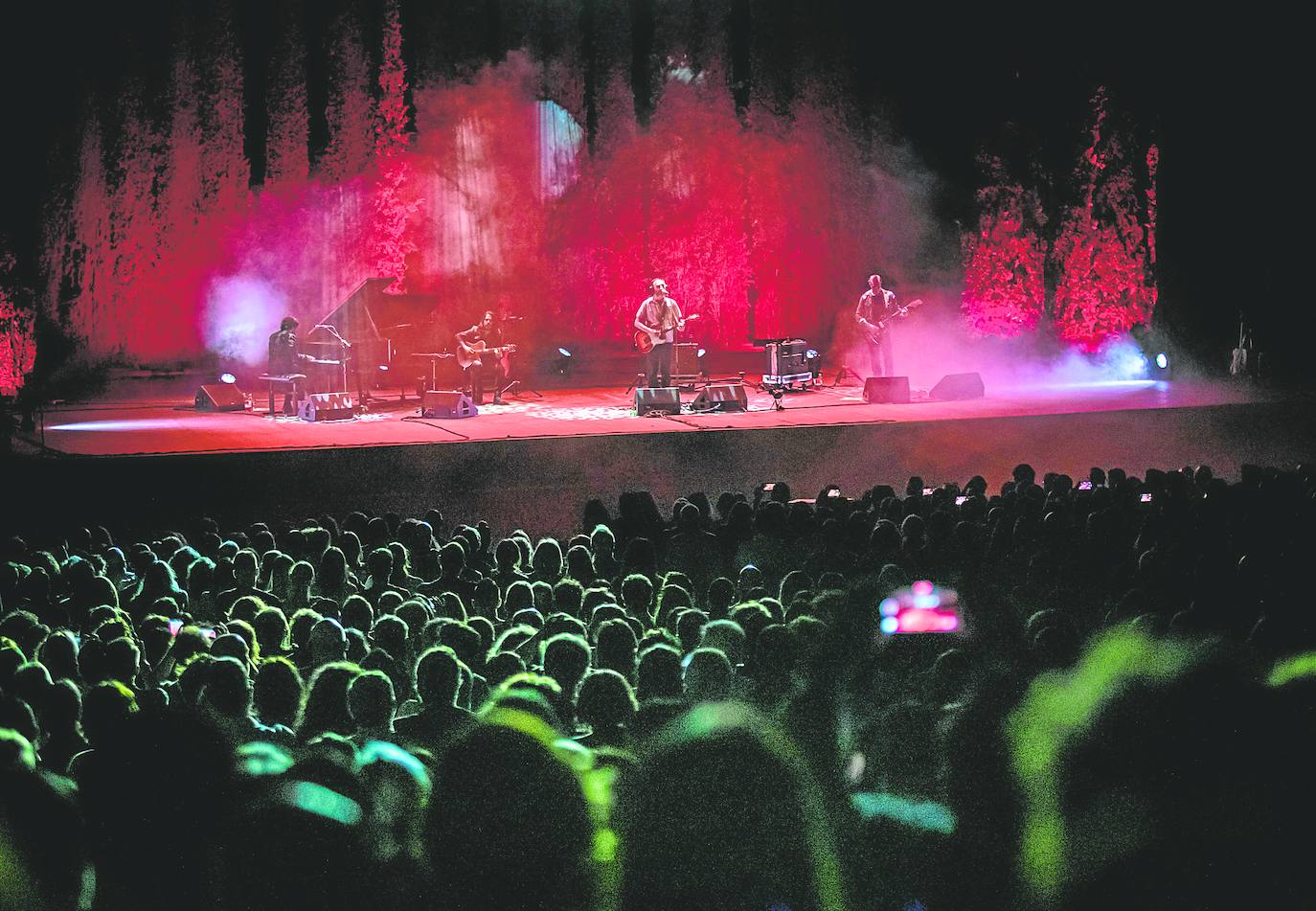 Los Planetas, en el escenario del Teatro del Generalife, dentro del ciclo 1001 Músicas. 