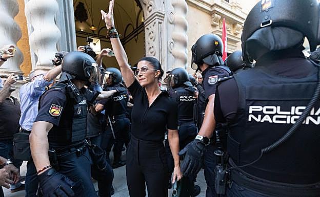 Macarena Olona frente al Paraninfo de Derecho de la UGR.