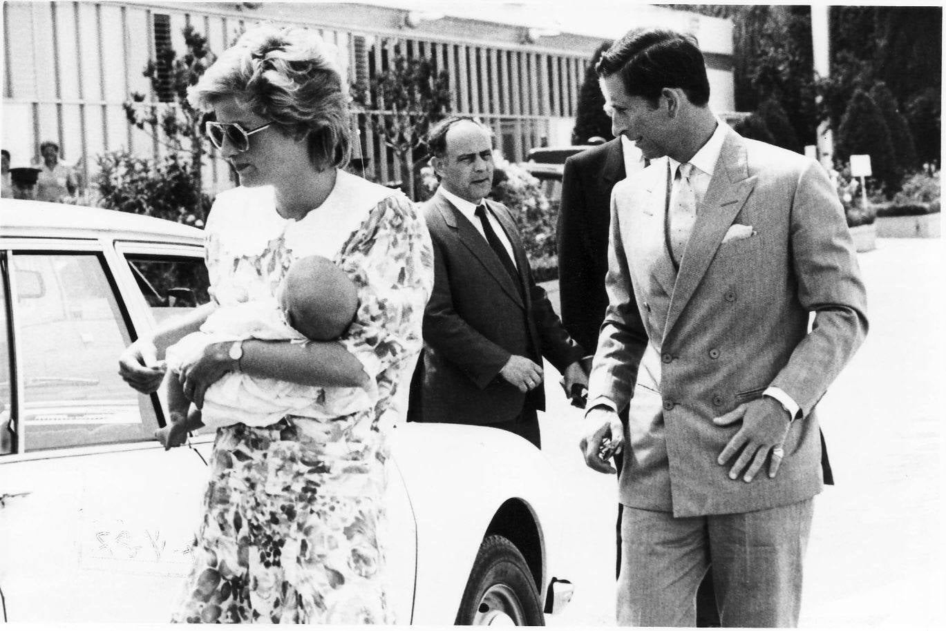 Carlos y Diana a su llegada al aeropuerto de Granada con el pequeño Enrique. 