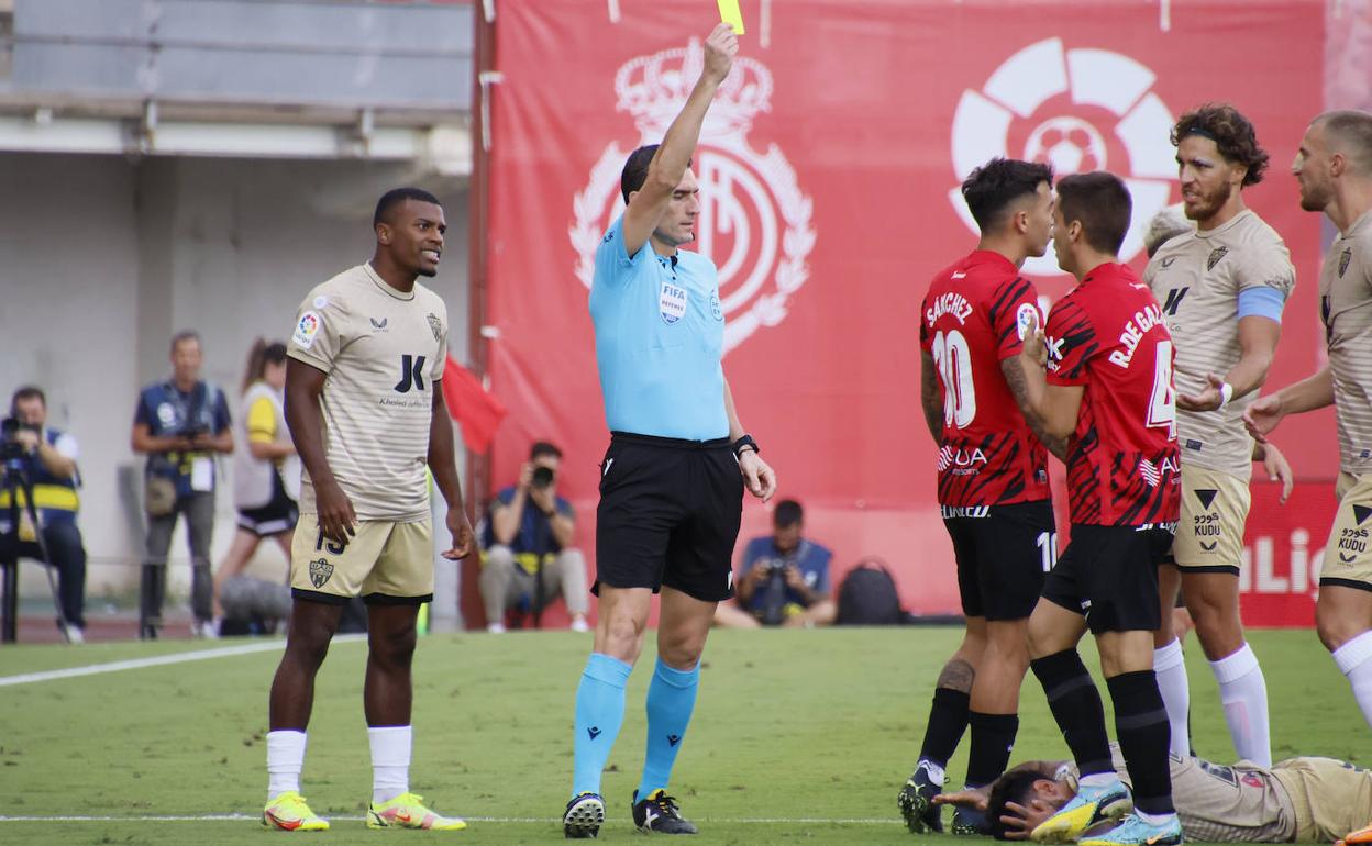 Akieme, Babic y Ely observan cómo Martínez Munuera amonesta a Ruiz de Galarreta. 
