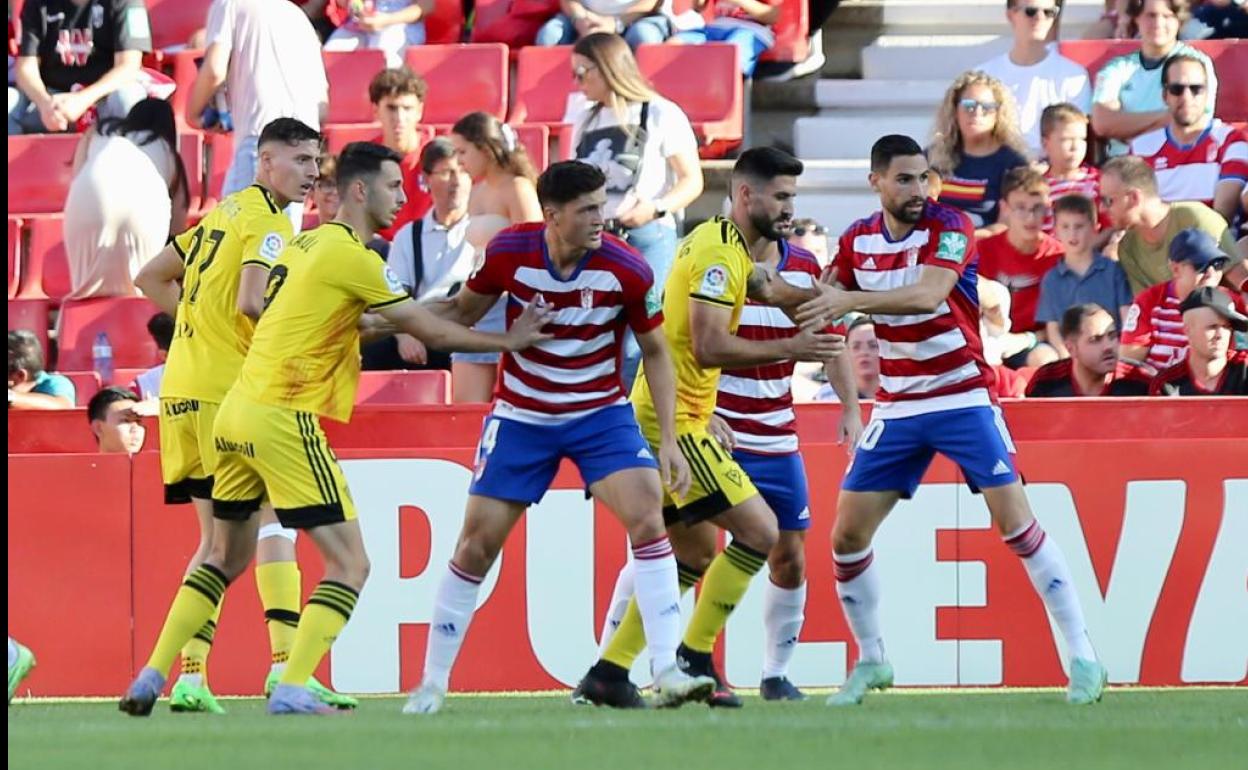 Petrovic y Quin, en plena disputa durante un entrenamiento esta semana