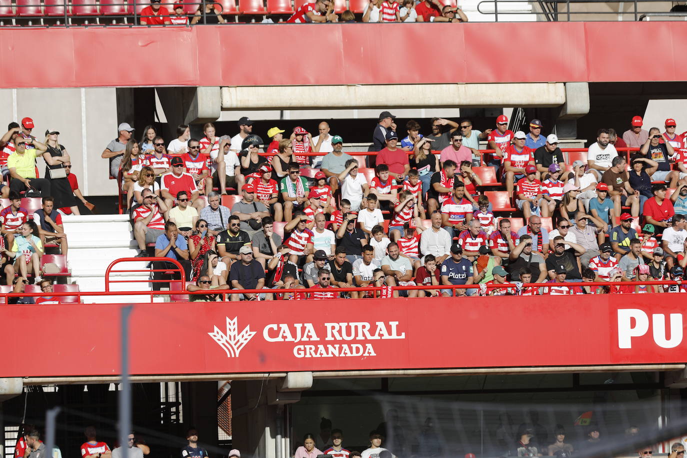 Ambiente en las gradas de Los Cármenes