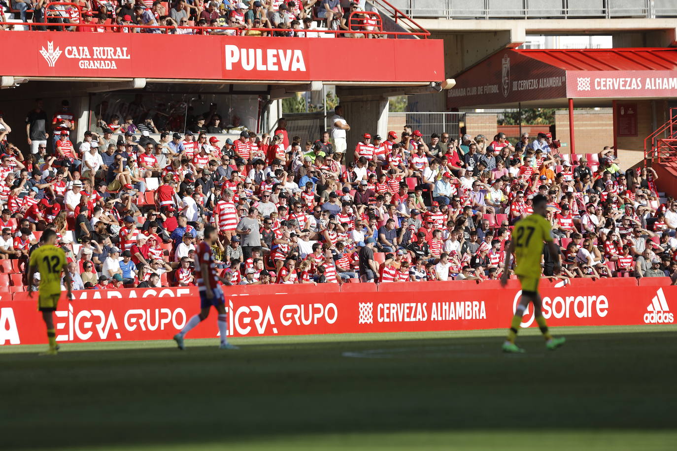 Ambiente en las gradas de Los Cármenes