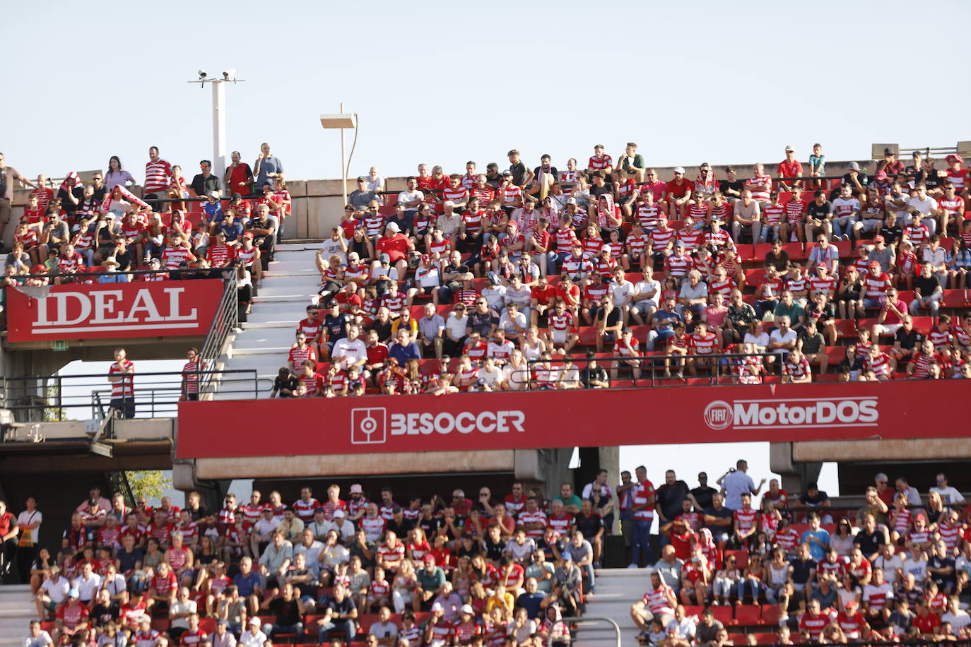 Ambiente en las gradas de Los Cármenes