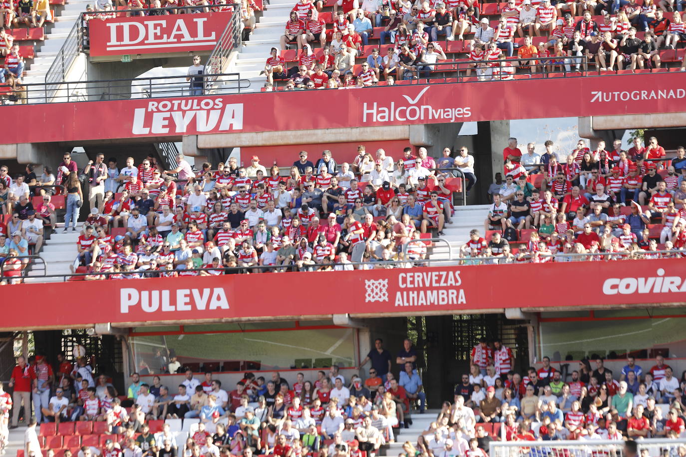 Ambiente en las gradas de Los Cármenes