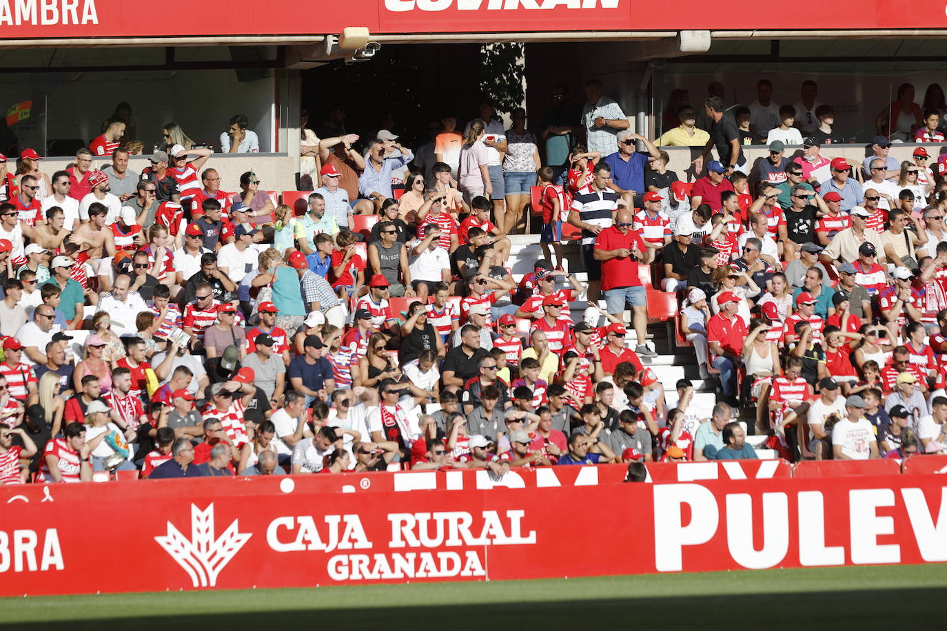Ambiente en las gradas de Los Cármenes